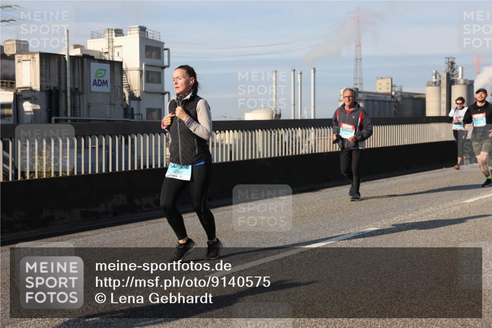 03.10.2025 - Köhlbrandbrückenlauf Lena Gebhardt http://msf.ph/oto/9140575 03.10.2025 09:58:19 Position 2 2949 meine-sportfotos.de