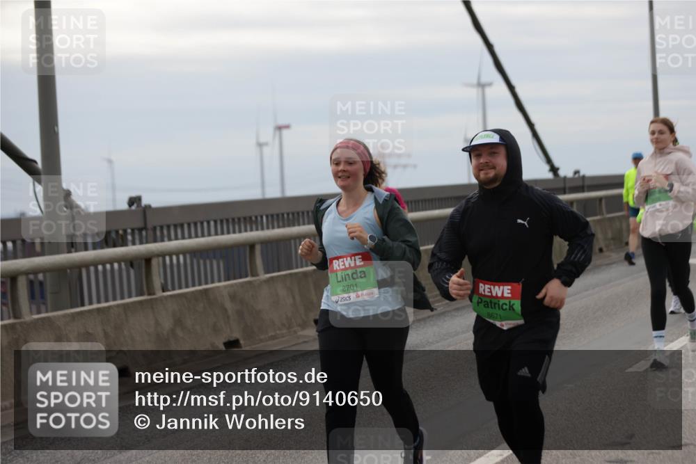 03.10.2025 - Köhlbrandbrückenlauf Jannik Wohlers http://msf.ph/oto/9140650 03.10.2025 16:12:32 Position 1 8701, 8671 meine-sportfotos.de