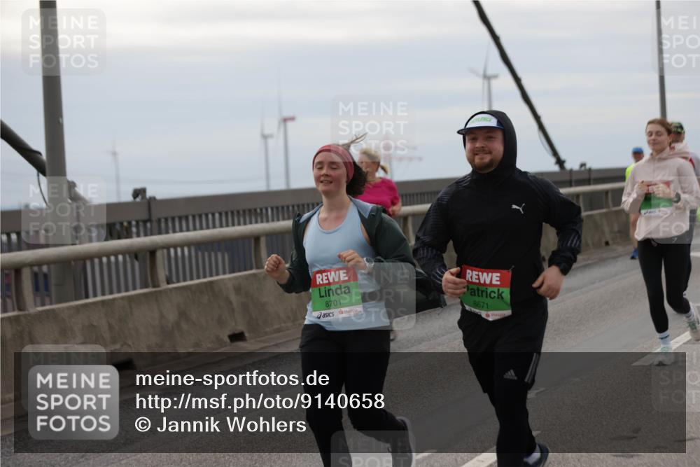 03.10.2025 - Köhlbrandbrückenlauf Jannik Wohlers http://msf.ph/oto/9140658 03.10.2025 16:12:33 Position 1 8701, 8671, 9606 meine-sportfotos.de