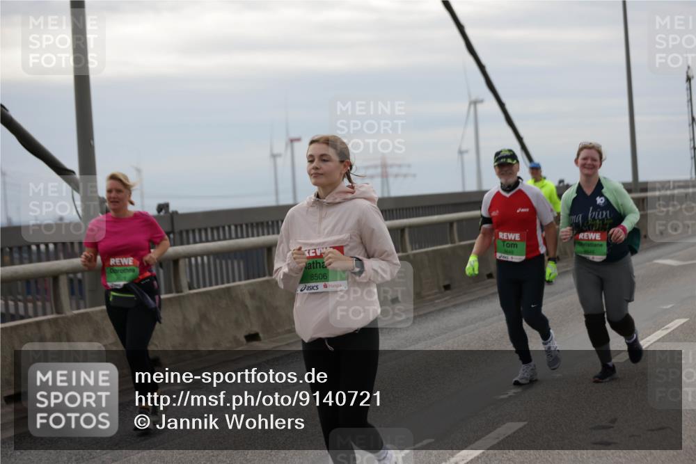 03.10.2025 - Köhlbrandbrückenlauf Jannik Wohlers http://msf.ph/oto/9140721 03.10.2025 16:12:35 Position 1 8506, 8648, 8646 meine-sportfotos.de