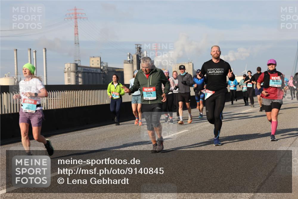 03.10.2025 - Köhlbrandbrückenlauf Lena Gebhardt http://msf.ph/oto/9140845 03.10.2025 09:58:39 Position 2 3833, 3488, 2017 meine-sportfotos.de