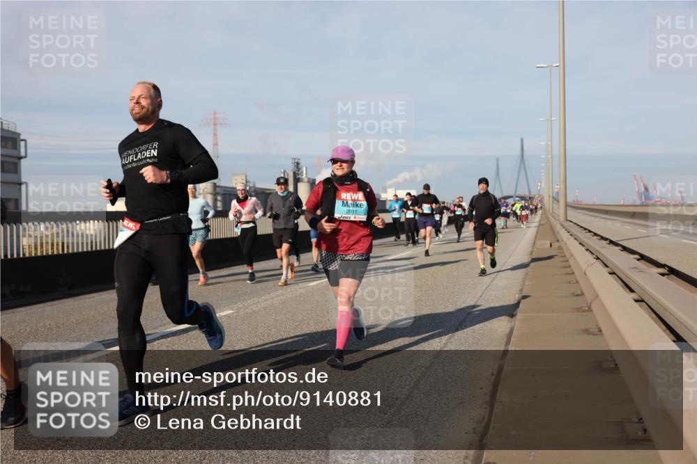 03.10.2025 - Köhlbrandbrückenlauf Lena Gebhardt http://msf.ph/oto/9140881 03.10.2025 09:58:41 Position 2 2017 meine-sportfotos.de