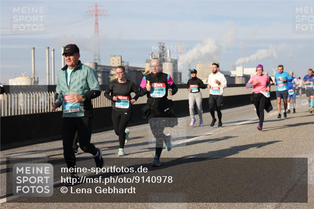 03.10.2025 - Köhlbrandbrückenlauf Lena Gebhardt http://msf.ph/oto/9140978 03.10.2025 09:58:47 Position 2 2789, 2641, 1794 meine-sportfotos.de