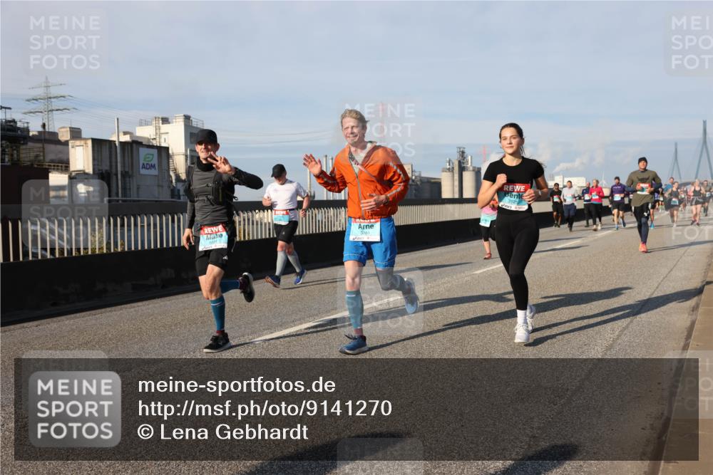 03.10.2025 - Köhlbrandbrückenlauf Lena Gebhardt http://msf.ph/oto/9141270 03.10.2025 09:59:04 Position 2 1031, 3281, 3125 meine-sportfotos.de