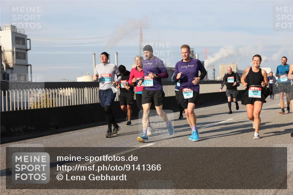 03.10.2025 - Köhlbrandbrückenlauf Lena Gebhardt http://msf.ph/oto/9141366 03.10.2025 09:59:10 Position 2 2242, 2269, 2349 meine-sportfotos.de