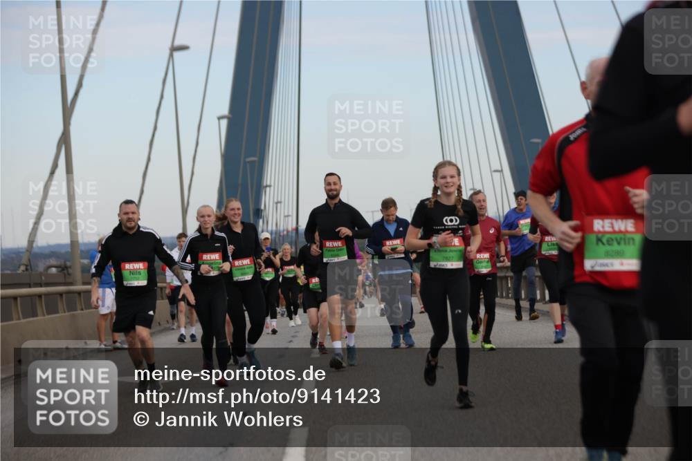 03.10.2025 - Köhlbrandbrückenlauf Jannik Wohlers http://msf.ph/oto/9141423 03.10.2025 15:34:32 Position 1 8349, 7827, 8289 meine-sportfotos.de