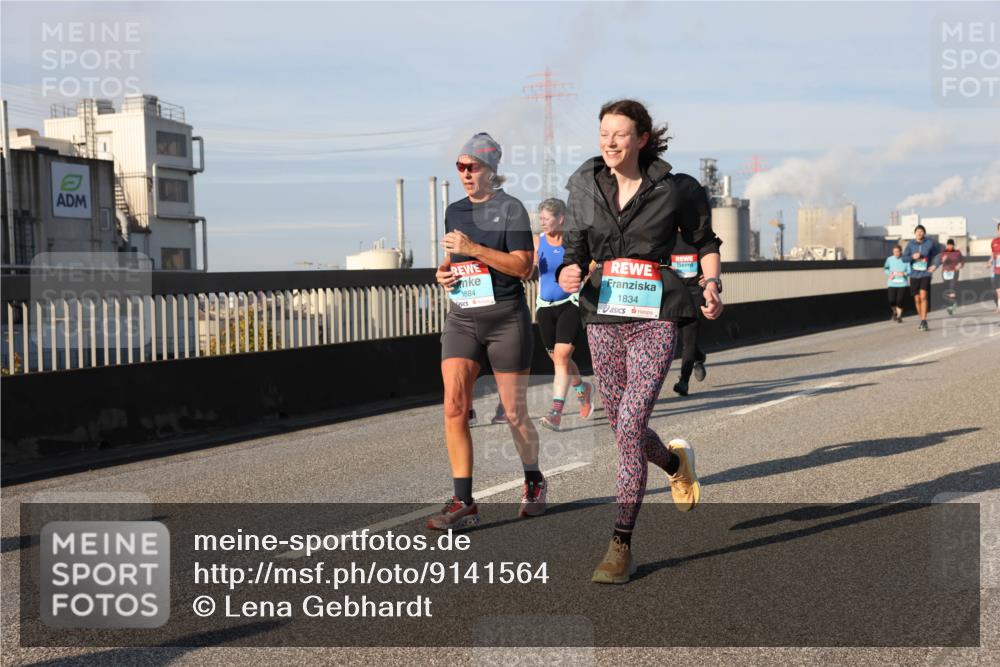 03.10.2025 - Köhlbrandbrückenlauf Lena Gebhardt http://msf.ph/oto/9141564 03.10.2025 09:59:23 Position 2 884, 1834 meine-sportfotos.de