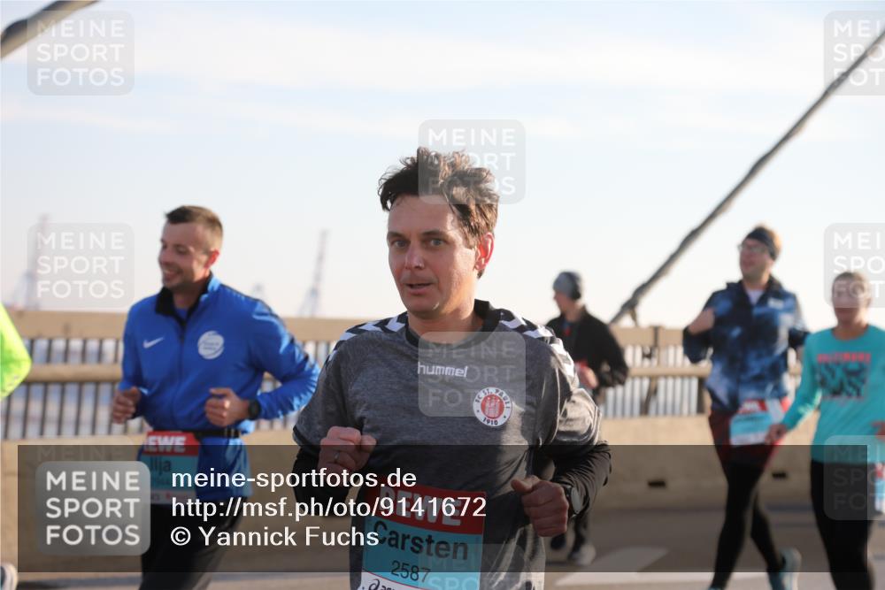 03.10.2025 - Köhlbrandbrückenlauf Yannick Fuchs http://msf.ph/oto/9141672 03.10.2025 08:26:46 Position 2 2944, 2587, 1910 meine-sportfotos.de