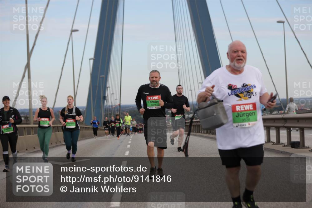 03.10.2025 - Köhlbrandbrückenlauf Jannik Wohlers http://msf.ph/oto/9141846 03.10.2025 15:39:21 Position 1 8374, 8538 meine-sportfotos.de