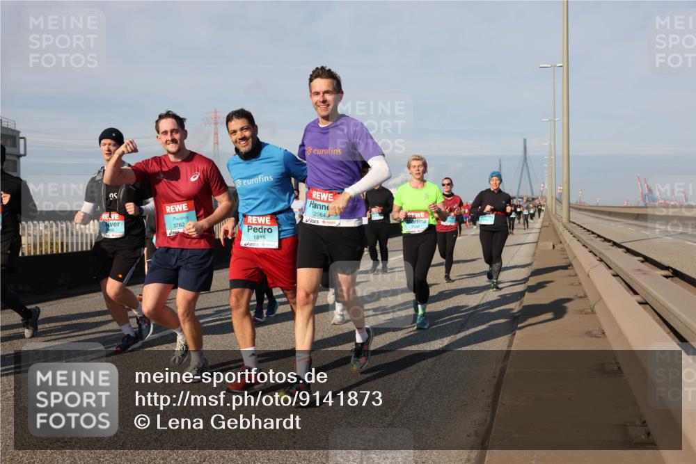 03.10.2025 - Köhlbrandbrückenlauf Lena Gebhardt http://msf.ph/oto/9141873 03.10.2025 09:59:42 Position 2 3762, 2984, 1815 meine-sportfotos.de