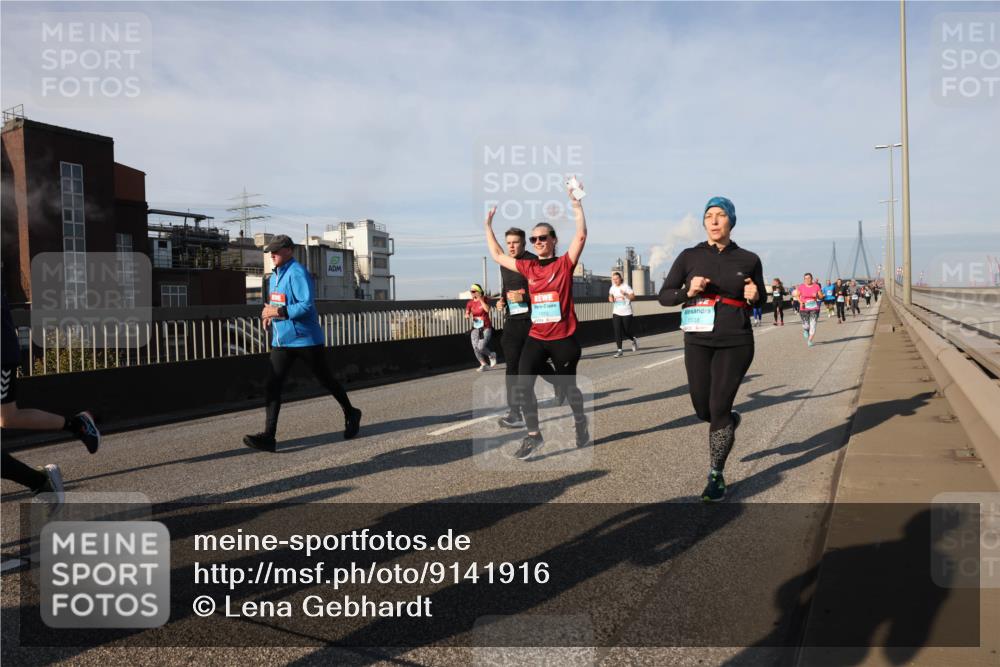 03.10.2025 - Köhlbrandbrückenlauf Lena Gebhardt http://msf.ph/oto/9141916 03.10.2025 09:59:44 Position 2  meine-sportfotos.de