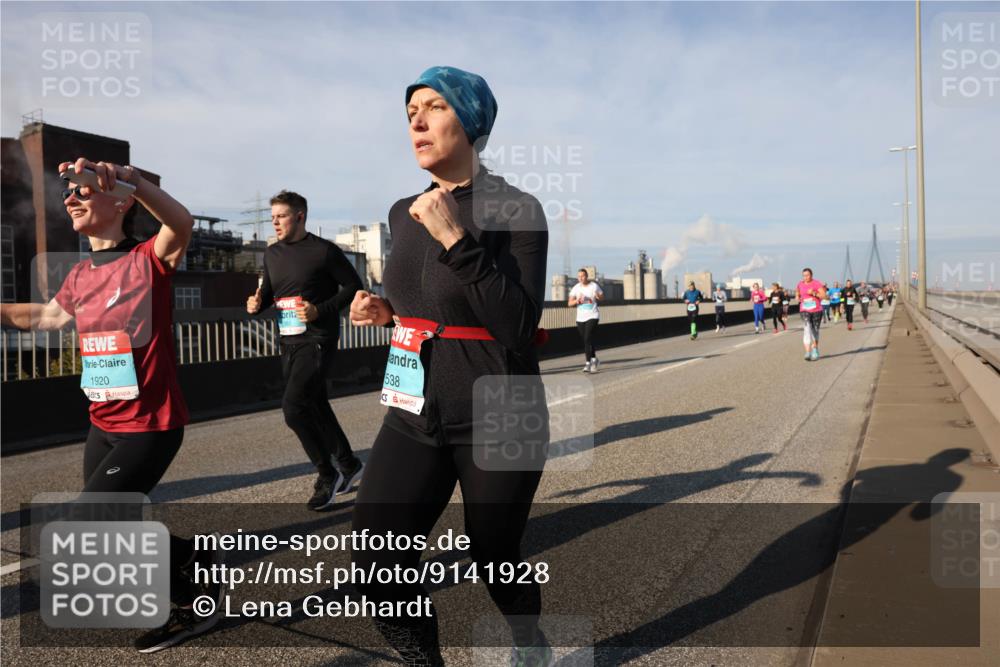 03.10.2025 - Köhlbrandbrückenlauf Lena Gebhardt http://msf.ph/oto/9141928 03.10.2025 09:59:45 Position 2 1920, 538 meine-sportfotos.de