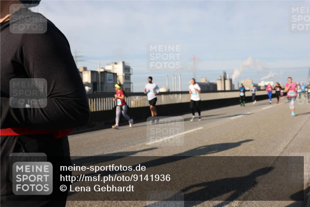 03.10.2025 - Köhlbrandbrückenlauf Lena Gebhardt http://msf.ph/oto/9141936 03.10.2025 09:59:46 Position 2  meine-sportfotos.de