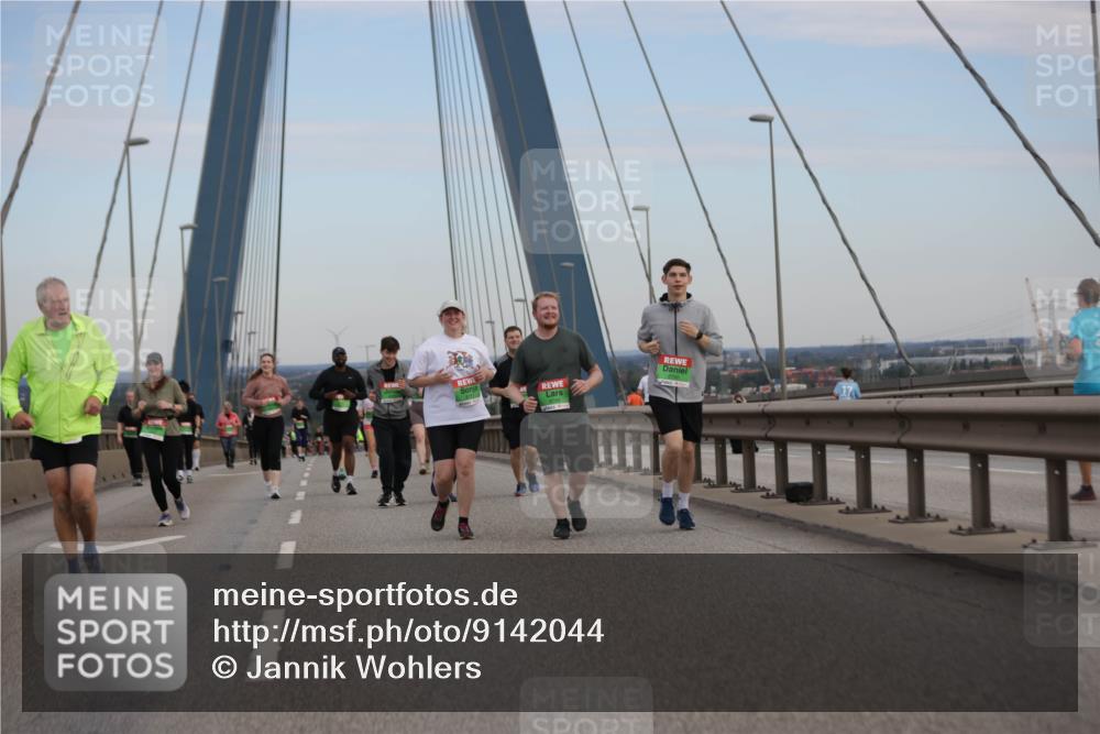 03.10.2025 - Köhlbrandbrückenlauf Jannik Wohlers http://msf.ph/oto/9142044 03.10.2025 15:40:32 Position 1  meine-sportfotos.de