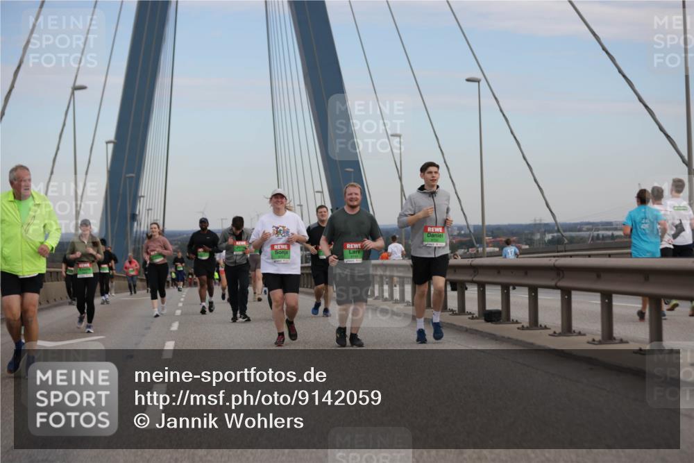 03.10.2025 - Köhlbrandbrückenlauf Jannik Wohlers http://msf.ph/oto/9142059 03.10.2025 15:40:33 Position 1 8751 meine-sportfotos.de