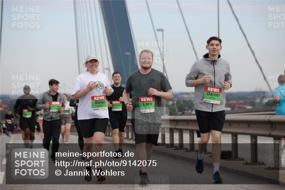 03.10.2025 - Köhlbrandbrückenlauf Jannik Wohlers http://msf.ph/oto/9142075 03.10.2025 15:40:34 Position 1 8751, 8749, 8750 meine-sportfotos.de