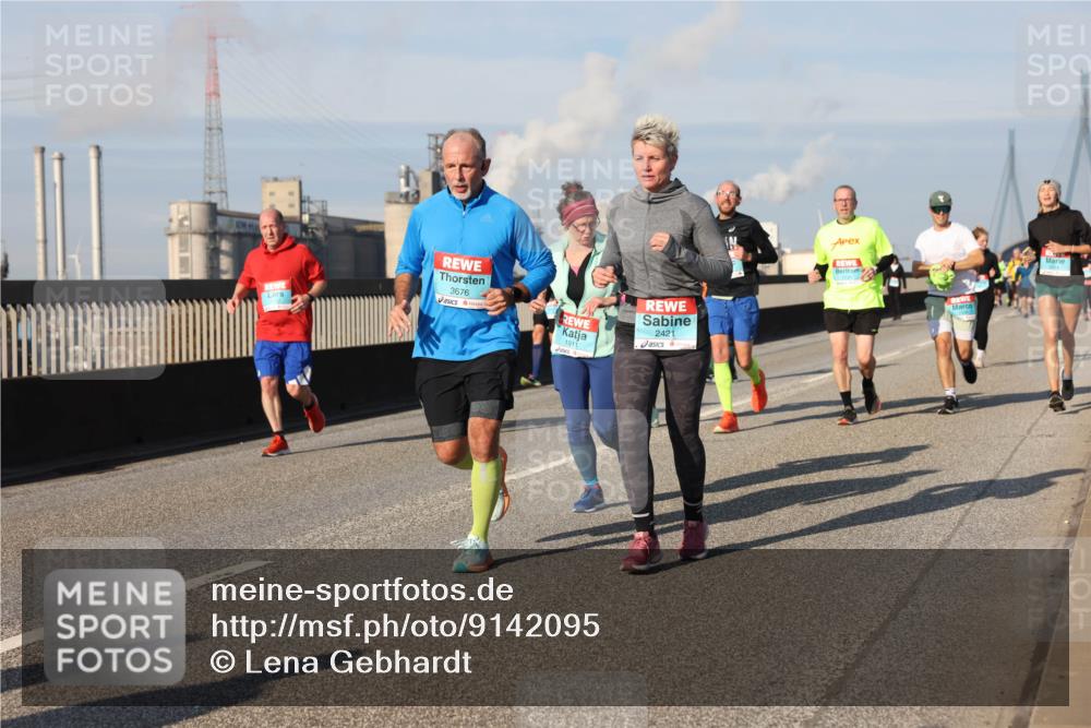 03.10.2025 - Köhlbrandbrückenlauf Lena Gebhardt http://msf.ph/oto/9142095 03.10.2025 09:59:54 Position 2 3676, 1911, 2421, 1731 meine-sportfotos.de