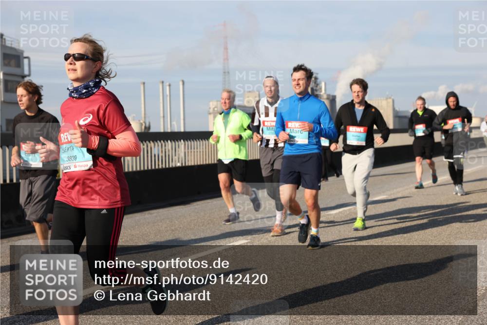 03.10.2025 - Köhlbrandbrückenlauf Lena Gebhardt http://msf.ph/oto/9142420 03.10.2025 10:00:16 Position 2 3839 meine-sportfotos.de