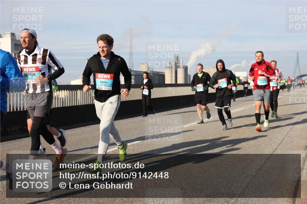 03.10.2025 - Köhlbrandbrückenlauf Lena Gebhardt http://msf.ph/oto/9142448 03.10.2025 10:00:18 Position 2 2765, 3732 meine-sportfotos.de