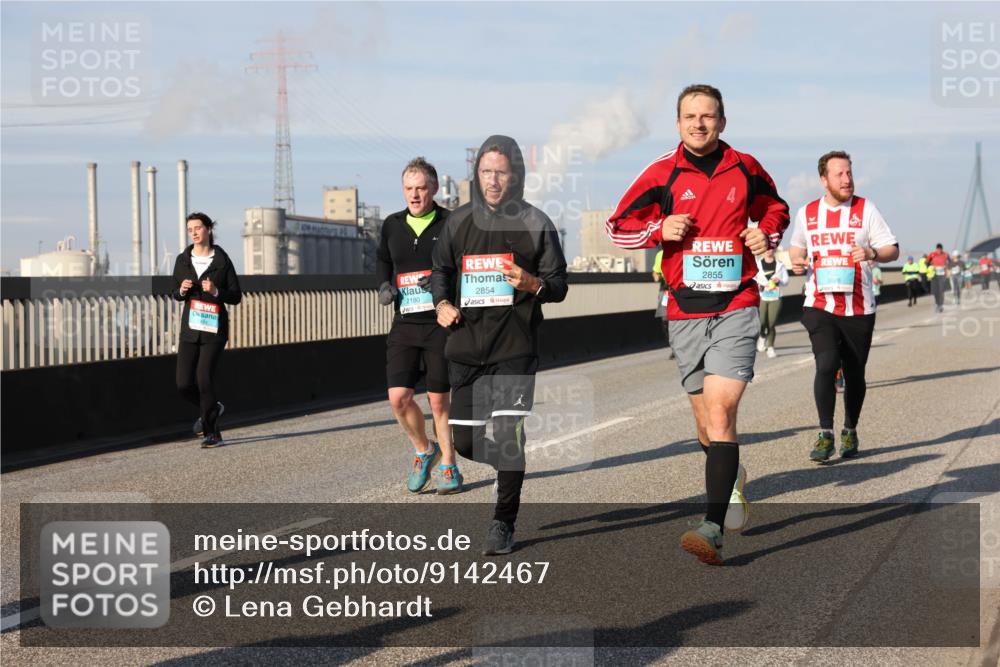 03.10.2025 - Köhlbrandbrückenlauf Lena Gebhardt http://msf.ph/oto/9142467 03.10.2025 10:00:19 Position 2 2180, 2854, 2855 meine-sportfotos.de