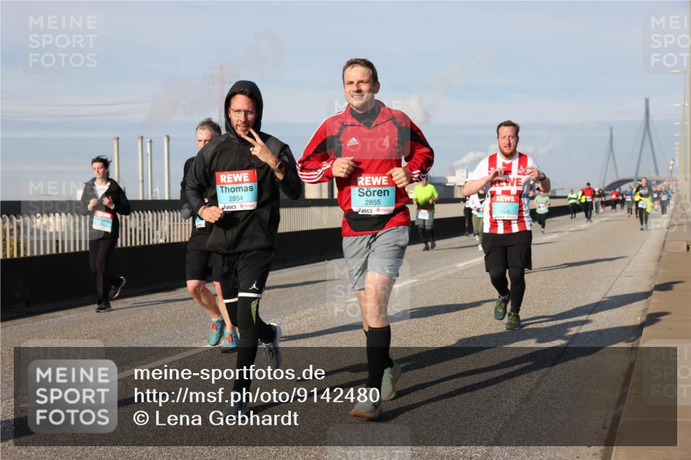 03.10.2025 - Köhlbrandbrückenlauf Lena Gebhardt http://msf.ph/oto/9142480 03.10.2025 10:00:19 Position 2 2854, 2855, 3828 meine-sportfotos.de