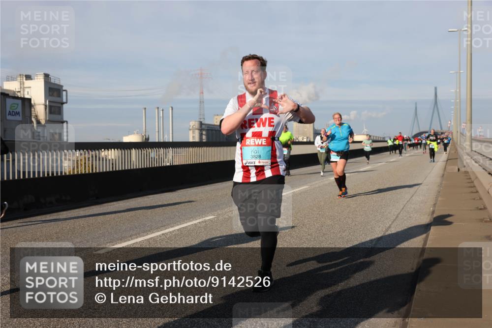 03.10.2025 - Köhlbrandbrückenlauf Lena Gebhardt http://msf.ph/oto/9142526 03.10.2025 10:00:21 Position 2 3828 meine-sportfotos.de