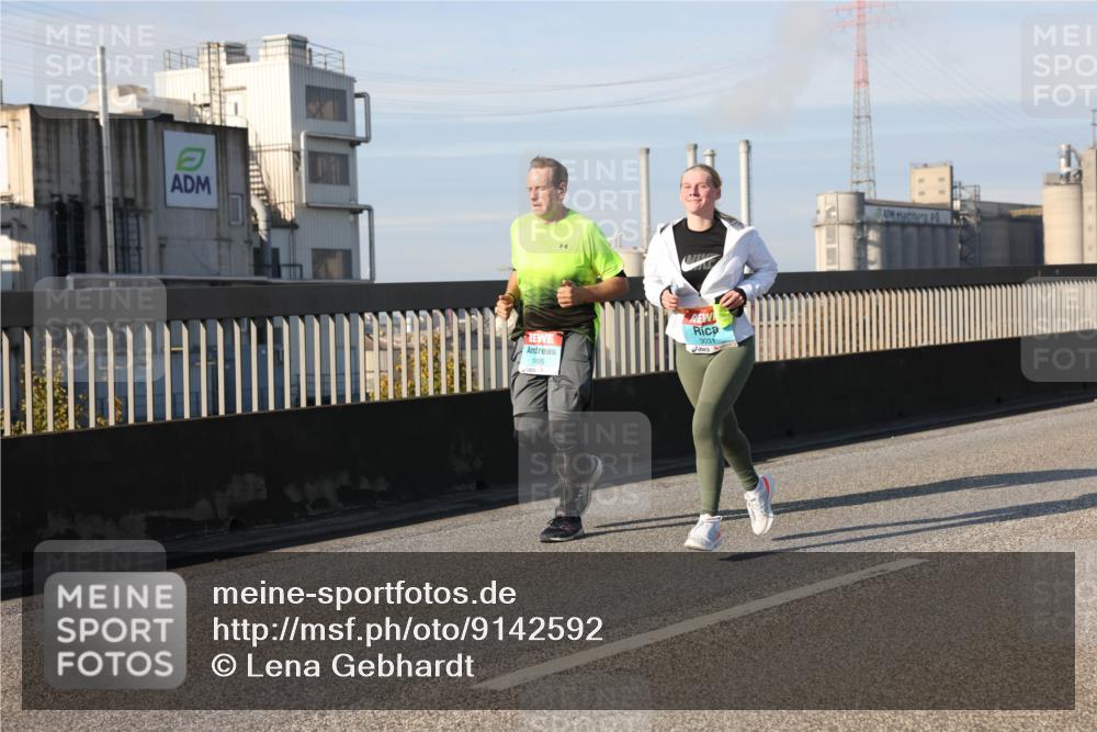 03.10.2025 - Köhlbrandbrückenlauf Lena Gebhardt http://msf.ph/oto/9142592 03.10.2025 10:00:24 Position 2 1995, 3031 meine-sportfotos.de
