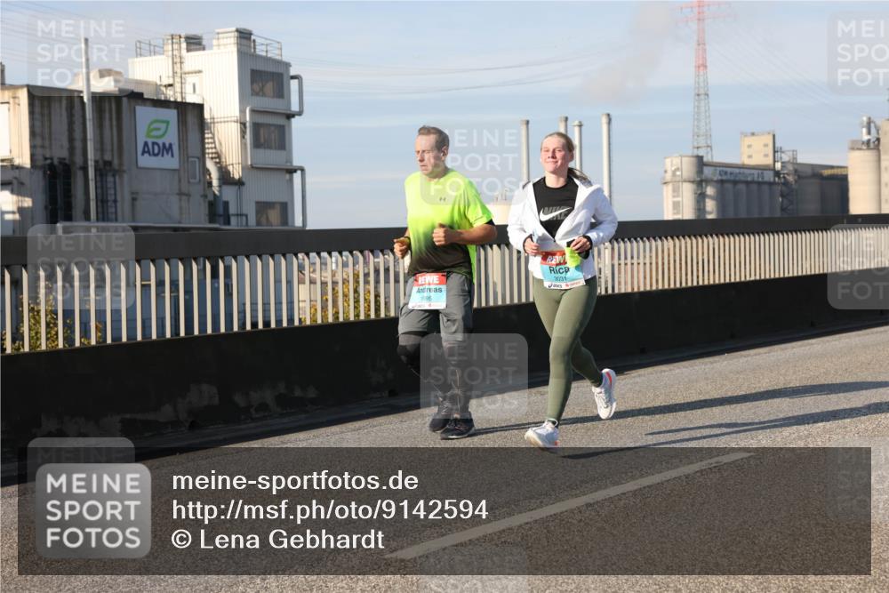 03.10.2025 - Köhlbrandbrückenlauf Lena Gebhardt http://msf.ph/oto/9142594 03.10.2025 10:00:24 Position 2 1995, 3031 meine-sportfotos.de