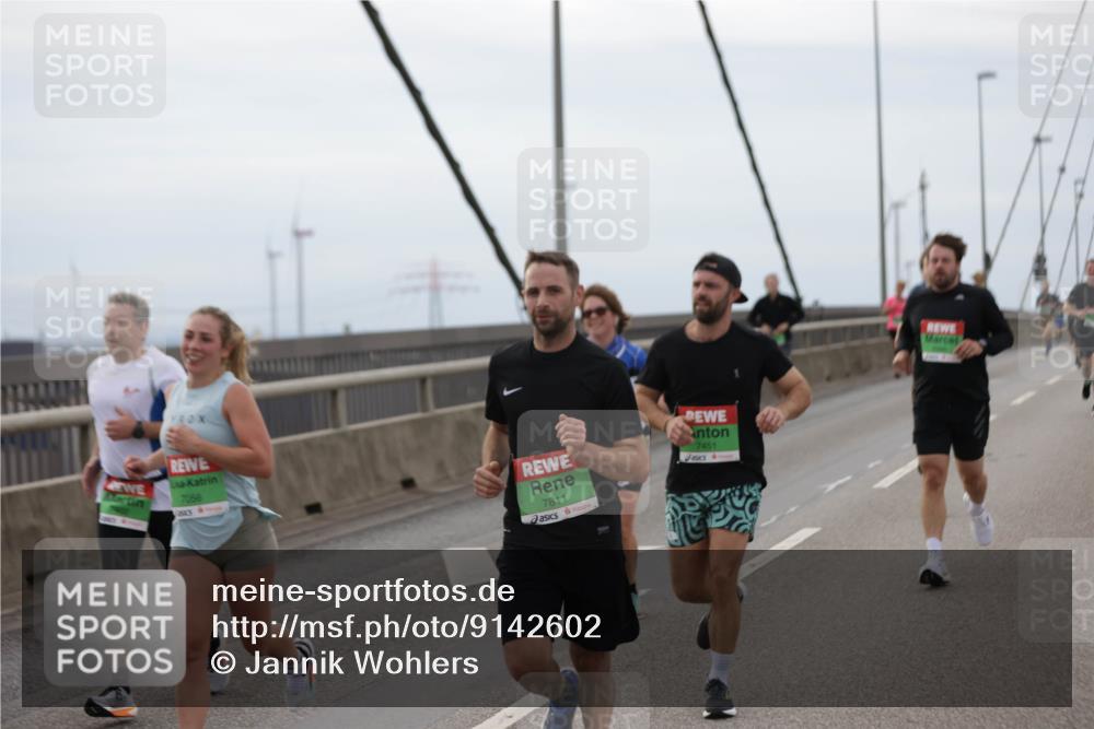 03.10.2025 - Köhlbrandbrückenlauf Jannik Wohlers http://msf.ph/oto/9142602 03.10.2025 15:43:48 Position 1 7056, 7811, 7451 meine-sportfotos.de