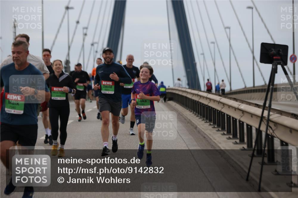 03.10.2025 - Köhlbrandbrückenlauf Jannik Wohlers http://msf.ph/oto/9142832 03.10.2025 15:44:09 Position 1 7340, 9354, 8353, 8980, 13 meine-sportfotos.de