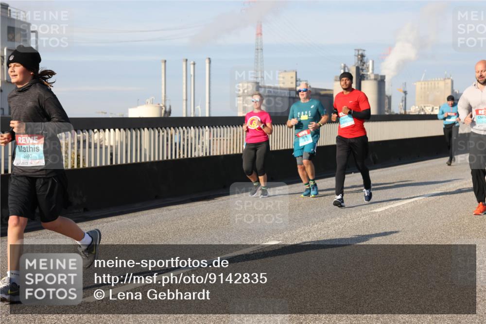 03.10.2025 - Köhlbrandbrückenlauf Lena Gebhardt http://msf.ph/oto/9142835 03.10.2025 10:00:42 Position 2 2897, 24, 25 meine-sportfotos.de