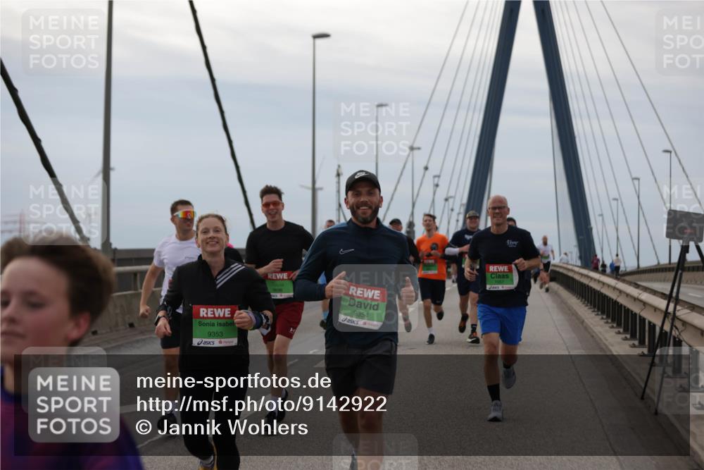 03.10.2025 - Köhlbrandbrückenlauf Jannik Wohlers http://msf.ph/oto/9142922 03.10.2025 15:44:12 Position 1 9353, 9354, 7057 meine-sportfotos.de