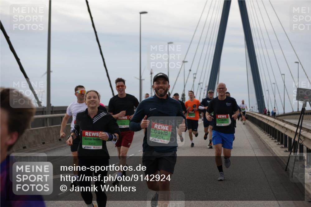 03.10.2025 - Köhlbrandbrückenlauf Jannik Wohlers http://msf.ph/oto/9142924 03.10.2025 15:44:12 Position 1 9353, 9696, 9354 meine-sportfotos.de