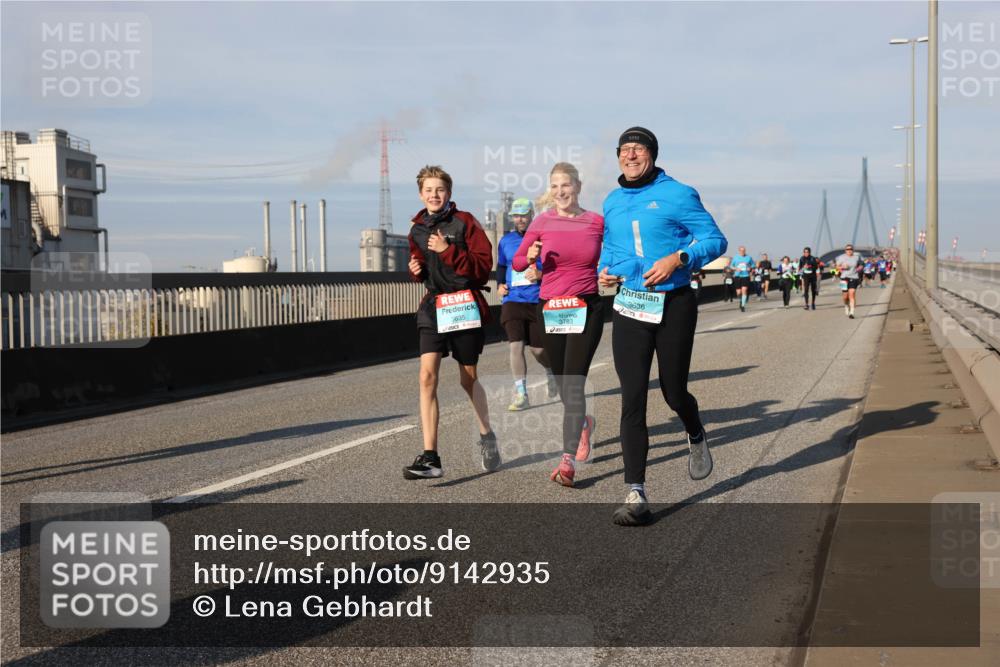 03.10.2025 - Köhlbrandbrückenlauf Lena Gebhardt http://msf.ph/oto/9142935 03.10.2025 10:00:48 Position 2 3635, 3783, 3636 meine-sportfotos.de