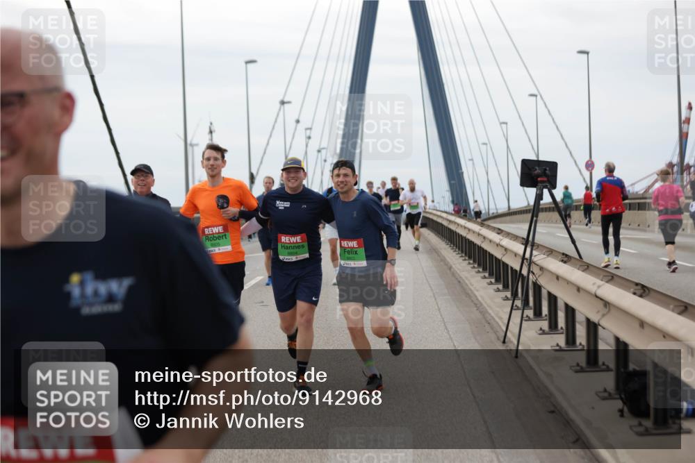 03.10.2025 - Köhlbrandbrückenlauf Jannik Wohlers http://msf.ph/oto/9142968 03.10.2025 15:44:15 Position 1 8805, 2824, 8804 meine-sportfotos.de