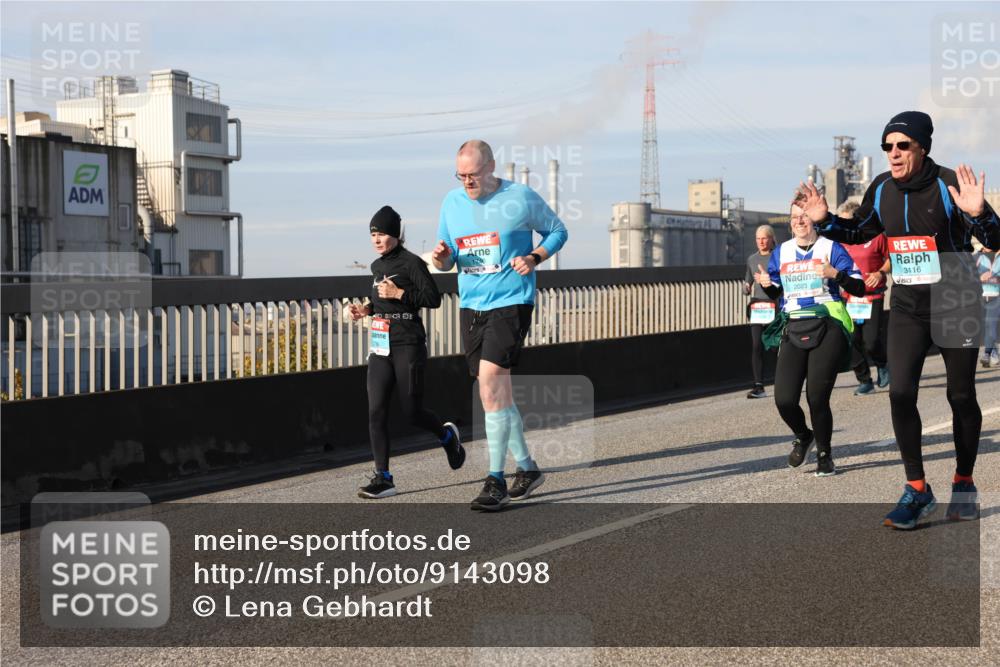 03.10.2025 - Köhlbrandbrückenlauf Lena Gebhardt http://msf.ph/oto/9143098 03.10.2025 10:00:58 Position 2 1740, 2023, 3116 meine-sportfotos.de
