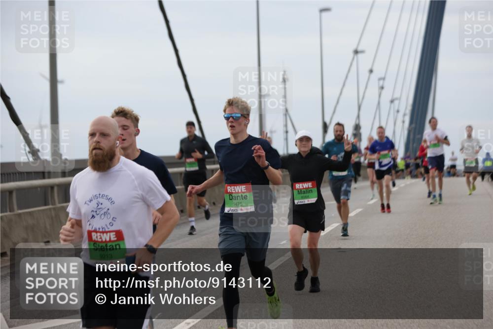 03.10.2025 - Köhlbrandbrückenlauf Jannik Wohlers http://msf.ph/oto/9143112 03.10.2025 15:44:23 Position 1 9213, 9475, 8064 meine-sportfotos.de