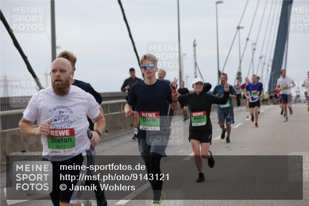 03.10.2025 - Köhlbrandbrückenlauf Jannik Wohlers http://msf.ph/oto/9143121 03.10.2025 15:44:23 Position 1 9213, 9475, 8064 meine-sportfotos.de