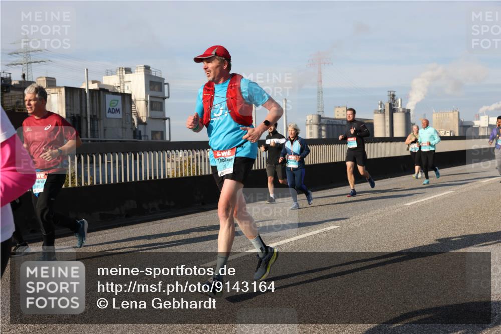 03.10.2025 - Köhlbrandbrückenlauf Lena Gebhardt http://msf.ph/oto/9143164 03.10.2025 10:01:02 Position 2 687, 175 meine-sportfotos.de