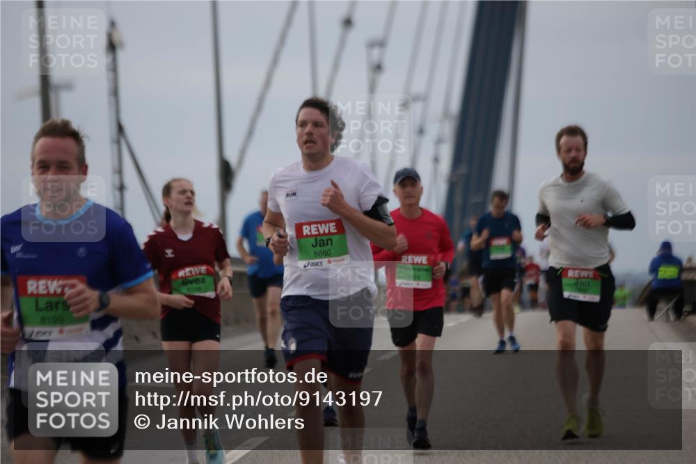 03.10.2025 - Köhlbrandbrückenlauf Jannik Wohlers http://msf.ph/oto/9143197 03.10.2025 15:44:27 Position 1 8199, 8099, 8860, 7179 meine-sportfotos.de