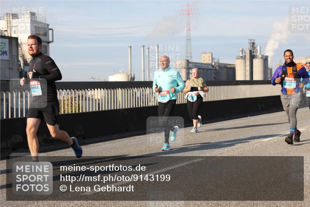 03.10.2025 - Köhlbrandbrückenlauf Lena Gebhardt http://msf.ph/oto/9143199 03.10.2025 10:01:04 Position 2 2810, 2200, 1861 meine-sportfotos.de