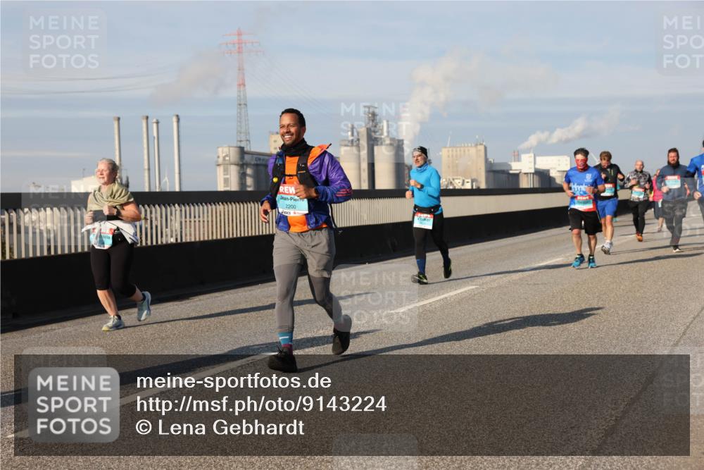 03.10.2025 - Köhlbrandbrückenlauf Lena Gebhardt http://msf.ph/oto/9143224 03.10.2025 10:01:05 Position 2 2200 meine-sportfotos.de