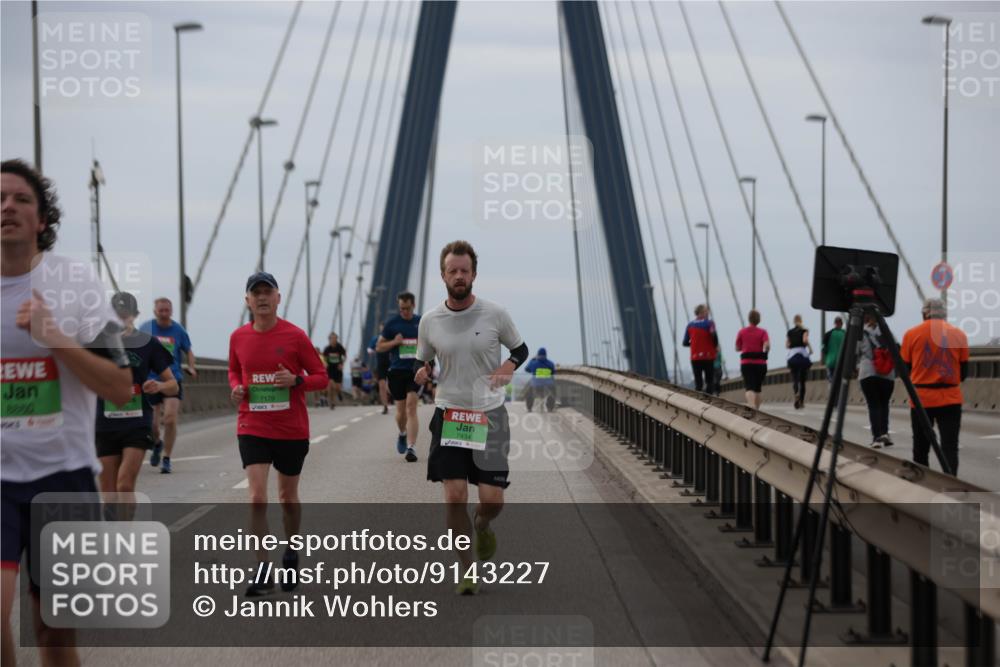 03.10.2025 - Köhlbrandbrückenlauf Jannik Wohlers http://msf.ph/oto/9143227 03.10.2025 15:44:30 Position 1 8220, 7179, 7434 meine-sportfotos.de
