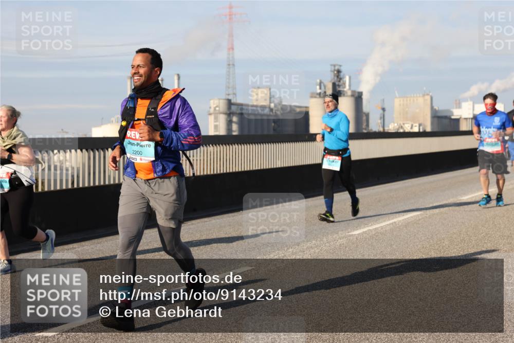 03.10.2025 - Köhlbrandbrückenlauf Lena Gebhardt http://msf.ph/oto/9143234 03.10.2025 10:01:06 Position 2 2200 meine-sportfotos.de