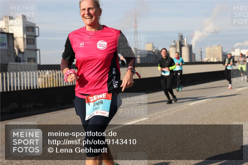 03.10.2025 - Köhlbrandbrückenlauf Lena Gebhardt http://msf.ph/oto/9143410 03.10.2025 10:01:15 Position 2 2943 meine-sportfotos.de