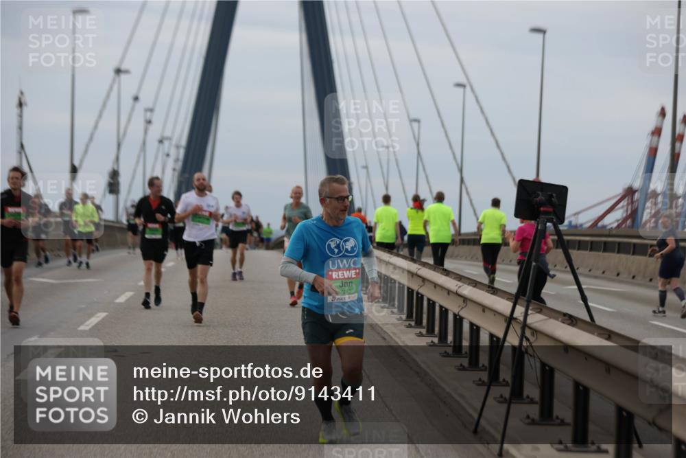 03.10.2025 - Köhlbrandbrückenlauf Jannik Wohlers http://msf.ph/oto/9143411 03.10.2025 15:44:45 Position 1  meine-sportfotos.de