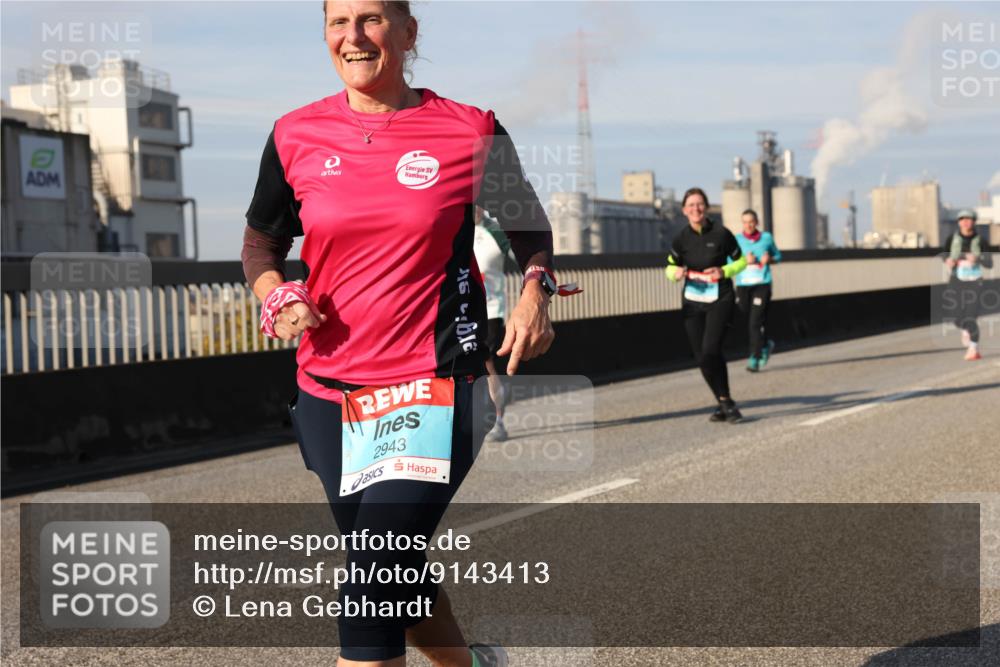 03.10.2025 - Köhlbrandbrückenlauf Lena Gebhardt http://msf.ph/oto/9143413 03.10.2025 10:01:15 Position 2 2943 meine-sportfotos.de