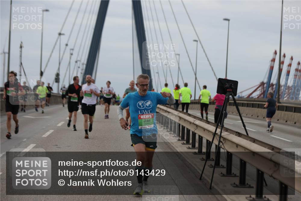 03.10.2025 - Köhlbrandbrückenlauf Jannik Wohlers http://msf.ph/oto/9143429 03.10.2025 15:44:45 Position 1 7283 meine-sportfotos.de