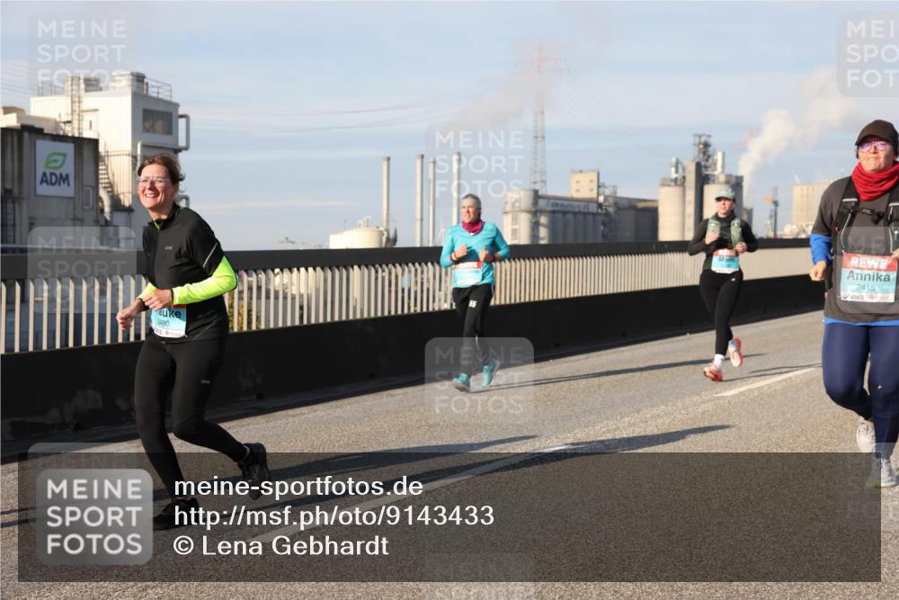 03.10.2025 - Köhlbrandbrückenlauf Lena Gebhardt http://msf.ph/oto/9143433 03.10.2025 10:01:17 Position 2 480, 2415 meine-sportfotos.de