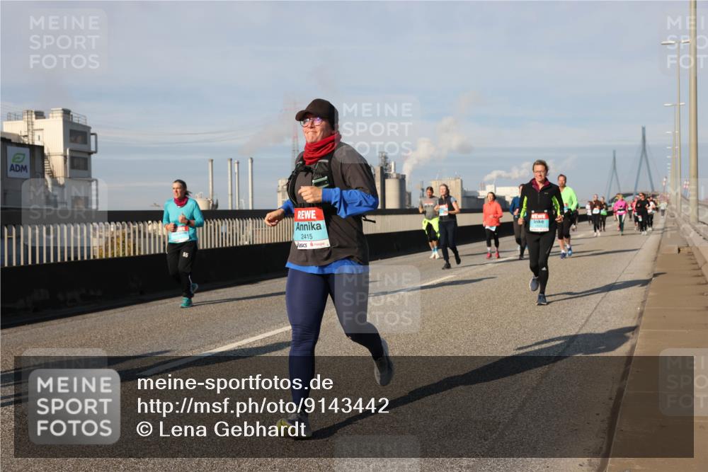 03.10.2025 - Köhlbrandbrückenlauf Lena Gebhardt http://msf.ph/oto/9143442 03.10.2025 10:01:18 Position 2 2415 meine-sportfotos.de